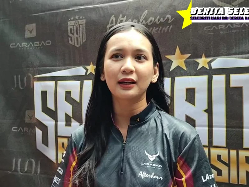 sweetcakesweb.com, Dea Imut Belum Nikah: Demi Biayai Kuliah Saudara Nama Dea Imut sempat menghiasi layar kaca Indonesia sebagai sosok artis cilik yang di kenal ceria dan penuh bakat. Seiring berjalannya waktu, perjalanan hidupnya tidak selalu berjalan mulus seperti yang terlihat di televisi. Di balik senyum yang dulu menghibur banyak orang, terdapat kisah pengorbanan yang jarang di ketahui publik, terutama terkait keputusannya yang hingga kini belum menikah. Keputusan tersebut bukan tanpa alasan. Dea Imut memilih fokus membantu keluarganya, khususnya dalam membiayai pendidikan saudara-saudaranya. Di tengah tekanan kehidupan dan perubahan dunia hiburan, ia tetap teguh menjalani peran sebagai tulang punggung keluarga. Dunia Hiburan yang Membentuk Karakter Sejak usia muda, Dea Imut telah terjun ke dunia hiburan. Popularitas yang ia raih sebagai artis cilik membuat namanya di kenal luas. Namun, menjadi terkenal di usia di ni bukan berarti hidupnya selalu mudah. Jadwal yang padat, tuntutan pekerjaan, dan ekspektasi publik membentuk di rinya menjadi pribadi yang tangguh. Pendapatan yang di peroleh dari dunia hiburan menjadi salah satu sumber utama dalam membantu kondisi ekonomi keluarga. Sejak saat itu, Dea Imut sudah terbiasa memikul tanggung jawab besar, bahkan sebelum memasuki usia dewasa. Transisi Menuju Kehidupan Dewasa Ketika masa keemasan sebagai artis cilik mulai meredup, Dea Imut menghadapi tantangan baru. Tidak semua mantan artis cilik mampu bertahan di industri hiburan. Namun, ia tidak menyerah begitu saja. Ia mencoba berbagai pekerjaan dan peluang yang ada demi tetap bisa menopang kebutuhan keluarga. Perubahan ini juga menjadi titik di mana ia mulai memprioritaskan pendidikan saudara-saudaranya. Baginya, pendidikan adalah investasi jangka panjang yang dapat mengubah masa depan keluarga. Tanggung Jawab Keluarga di Prioritaskan Salah satu alasan utama Dea Imut belum menikah adalah karena tanggung jawabnya terhadap keluarga. Ia memilih untuk mengesampingkan kehidupan pribadinya demi memastikan saudara-saudaranya dapat menyelesaikan pendidikan dengan baik. Keputusan ini tentu tidak mudah. Di usia yang bagi sebagian orang sudah memasuki fase membangun rumah tangga, Dea Imut justru memilih jalur yang berbeda. Ia memahami bahwa setiap orang memiliki jalan hidup masing-masing, dan baginya, keluarga adalah prioritas utama. Tekanan Sosial dan Pilihan Hidup Tidak dapat di pungkiri, tekanan sosial sering kali muncul terhadap perempuan yang belum menikah di usia tertentu. Pertanyaan seputar kapan menikah kerap menjadi hal yang sensitif. Namun, Dea Imut menghadapi hal tersebut dengan bijak. Ia tidak ingin terburu-buru mengambil keputusan besar hanya karena tuntutan lingkungan. Baginya, menikah adalah komitmen seumur hidup yang harus di persiapkan dengan matang, bukan sekadar memenuhi ekspektasi orang lain. Pendidikan Sebagai Harapan Masa Depan Dea Imut percaya bahwa pendidikan adalah kunci untuk memperbaiki kondisi ekonomi keluarga. Oleh karena itu, ia berusaha keras agar saudara-saudaranya dapat mengenyam pendidikan hingga tingkat yang lebih tinggi. Biaya kuliah yang tidak sedikit menjadi tantangan tersendiri. Namun, dengan kerja keras dan ketekunan, ia mampu memenuhi kebutuhan tersebut. Ia rela bekerja lebih keras demi memastikan masa depan saudara-saudaranya lebih cerah. Pengorbanan yang Tidak Terlihat Di balik keberhasilan tersebut, terdapat banyak pengorbanan yang mungkin tidak terlihat oleh publik. Waktu, tenaga, dan bahkan kehidupan pribadinya menjadi hal yang harus ia korbankan. Meski demikian, Dea Imut tidak pernah mengeluh. Ia menjalani semua itu dengan penuh keikhlasan. Baginya, melihat saudara-saudaranya berhasil dalam pendidikan adalah kebahagiaan tersendiri yang tidak dapat di gantikan oleh apa pun. Peran Keluarga dalam Memberikan Semangat Meskipun menjadi tulang punggung keluarga, Dea Imut tetap mendapatkan dukungan moral dari orang-orang terdekatnya. Keluarga menjadi sumber kekuatan yang membuatnya tetap bertahan dalam berbagai situasi sulit. Dukungan tersebut memberikan energi positif yang sangat di butuhkan. Dengan adanya saling pengertian, beban yang ia rasakan menjadi lebih ringan. Lingkungan yang Mendorong Keteguhan Selain keluarga, lingkungan sekitar juga berperan penting dalam membentuk keteguhan Dea Imut. Ia di kelilingi oleh orang-orang yang menghargai kerja keras dan pengorbanannya. Hal ini membantunya tetap fokus pada tujuan hidup yang telah ia tetapkan, tanpa mudah terpengaruh oleh pandangan negatif dari luar. Tidak Menutup Kemungkinan untuk Menikah Meskipun hingga kini belum menikah, bukan berarti Dea Imut menutup di ri terhadap kemungkinan tersebut. Ia tetap membuka hati, namun dengan prinsip bahwa segala sesuatu akan terjadi pada waktu yang tepat. Ia ingin memastikan bahwa ketika saat itu tiba, ia sudah benar-benar siap secara mental, emosional, dan finansial. Fokus pada Keseimbangan Hidup Saat ini, Dea Imut lebih fokus pada menciptakan keseimbangan dalam hidupnya. Ia ingin tetap bisa membantu keluarga sekaligus memperhatikan kebahagiaan di rinya sendiri. Langkah ini menjadi bagian penting dalam menjaga kesehatan mental dan emosional, sehingga ia dapat terus menjalani kehidupan dengan penuh semangat. Kesimpulan Kisah Dea Imut memberikan gambaran nyata tentang arti pengorbanan dan tanggung jawab. Keputusannya untuk belum menikah bukanlah sesuatu yang perlu di pandang negatif, melainkan bentuk dedikasi terhadap keluarga yang patut di hargai. Di tengah berbagai tantangan, ia tetap teguh menjalani perannya sebagai penopang keluarga dan pendukung pendidikan saudara-saudaranya. Kisah ini mengajarkan bahwa setiap pilihan hidup memiliki alasan yang kuat di baliknya. Pada akhirnya, kebahagiaan tidak selalu datang dari memenuhi standar sosial, tetapi dari kemampuan untuk menjalani hidup sesuai dengan nilai dan tujuan yang di yakini.