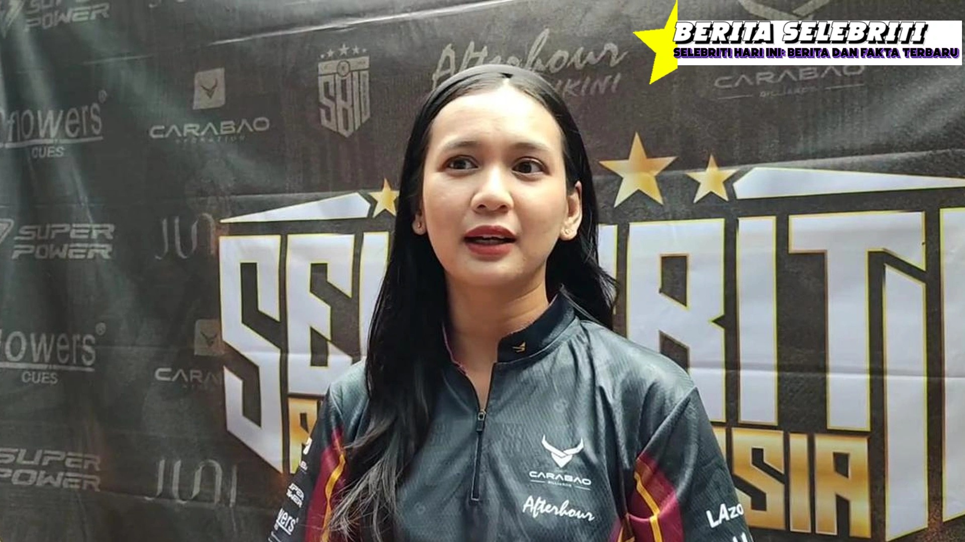 sweetcakesweb.com, Dea Imut Belum Nikah: Demi Biayai Kuliah Saudara Nama Dea Imut sempat menghiasi layar kaca Indonesia sebagai sosok artis cilik yang di kenal ceria dan penuh bakat. Seiring berjalannya waktu, perjalanan hidupnya tidak selalu berjalan mulus seperti yang terlihat di televisi. Di balik senyum yang dulu menghibur banyak orang, terdapat kisah pengorbanan yang jarang di ketahui publik, terutama terkait keputusannya yang hingga kini belum menikah. Keputusan tersebut bukan tanpa alasan. Dea Imut memilih fokus membantu keluarganya, khususnya dalam membiayai pendidikan saudara-saudaranya. Di tengah tekanan kehidupan dan perubahan dunia hiburan, ia tetap teguh menjalani peran sebagai tulang punggung keluarga. Dunia Hiburan yang Membentuk Karakter Sejak usia muda, Dea Imut telah terjun ke dunia hiburan. Popularitas yang ia raih sebagai artis cilik membuat namanya di kenal luas. Namun, menjadi terkenal di usia di ni bukan berarti hidupnya selalu mudah. Jadwal yang padat, tuntutan pekerjaan, dan ekspektasi publik membentuk di rinya menjadi pribadi yang tangguh. Pendapatan yang di peroleh dari dunia hiburan menjadi salah satu sumber utama dalam membantu kondisi ekonomi keluarga. Sejak saat itu, Dea Imut sudah terbiasa memikul tanggung jawab besar, bahkan sebelum memasuki usia dewasa. Transisi Menuju Kehidupan Dewasa Ketika masa keemasan sebagai artis cilik mulai meredup, Dea Imut menghadapi tantangan baru. Tidak semua mantan artis cilik mampu bertahan di industri hiburan. Namun, ia tidak menyerah begitu saja. Ia mencoba berbagai pekerjaan dan peluang yang ada demi tetap bisa menopang kebutuhan keluarga. Perubahan ini juga menjadi titik di mana ia mulai memprioritaskan pendidikan saudara-saudaranya. Baginya, pendidikan adalah investasi jangka panjang yang dapat mengubah masa depan keluarga. Tanggung Jawab Keluarga di Prioritaskan Salah satu alasan utama Dea Imut belum menikah adalah karena tanggung jawabnya terhadap keluarga. Ia memilih untuk mengesampingkan kehidupan pribadinya demi memastikan saudara-saudaranya dapat menyelesaikan pendidikan dengan baik. Keputusan ini tentu tidak mudah. Di usia yang bagi sebagian orang sudah memasuki fase membangun rumah tangga, Dea Imut justru memilih jalur yang berbeda. Ia memahami bahwa setiap orang memiliki jalan hidup masing-masing, dan baginya, keluarga adalah prioritas utama. Tekanan Sosial dan Pilihan Hidup Tidak dapat di pungkiri, tekanan sosial sering kali muncul terhadap perempuan yang belum menikah di usia tertentu. Pertanyaan seputar kapan menikah kerap menjadi hal yang sensitif. Namun, Dea Imut menghadapi hal tersebut dengan bijak. Ia tidak ingin terburu-buru mengambil keputusan besar hanya karena tuntutan lingkungan. Baginya, menikah adalah komitmen seumur hidup yang harus di persiapkan dengan matang, bukan sekadar memenuhi ekspektasi orang lain. Pendidikan Sebagai Harapan Masa Depan Dea Imut percaya bahwa pendidikan adalah kunci untuk memperbaiki kondisi ekonomi keluarga. Oleh karena itu, ia berusaha keras agar saudara-saudaranya dapat mengenyam pendidikan hingga tingkat yang lebih tinggi. Biaya kuliah yang tidak sedikit menjadi tantangan tersendiri. Namun, dengan kerja keras dan ketekunan, ia mampu memenuhi kebutuhan tersebut. Ia rela bekerja lebih keras demi memastikan masa depan saudara-saudaranya lebih cerah. Pengorbanan yang Tidak Terlihat Di balik keberhasilan tersebut, terdapat banyak pengorbanan yang mungkin tidak terlihat oleh publik. Waktu, tenaga, dan bahkan kehidupan pribadinya menjadi hal yang harus ia korbankan. Meski demikian, Dea Imut tidak pernah mengeluh. Ia menjalani semua itu dengan penuh keikhlasan. Baginya, melihat saudara-saudaranya berhasil dalam pendidikan adalah kebahagiaan tersendiri yang tidak dapat di gantikan oleh apa pun. Peran Keluarga dalam Memberikan Semangat Meskipun menjadi tulang punggung keluarga, Dea Imut tetap mendapatkan dukungan moral dari orang-orang terdekatnya. Keluarga menjadi sumber kekuatan yang membuatnya tetap bertahan dalam berbagai situasi sulit. Dukungan tersebut memberikan energi positif yang sangat di butuhkan. Dengan adanya saling pengertian, beban yang ia rasakan menjadi lebih ringan. Lingkungan yang Mendorong Keteguhan Selain keluarga, lingkungan sekitar juga berperan penting dalam membentuk keteguhan Dea Imut. Ia di kelilingi oleh orang-orang yang menghargai kerja keras dan pengorbanannya. Hal ini membantunya tetap fokus pada tujuan hidup yang telah ia tetapkan, tanpa mudah terpengaruh oleh pandangan negatif dari luar. Tidak Menutup Kemungkinan untuk Menikah Meskipun hingga kini belum menikah, bukan berarti Dea Imut menutup di ri terhadap kemungkinan tersebut. Ia tetap membuka hati, namun dengan prinsip bahwa segala sesuatu akan terjadi pada waktu yang tepat. Ia ingin memastikan bahwa ketika saat itu tiba, ia sudah benar-benar siap secara mental, emosional, dan finansial. Fokus pada Keseimbangan Hidup Saat ini, Dea Imut lebih fokus pada menciptakan keseimbangan dalam hidupnya. Ia ingin tetap bisa membantu keluarga sekaligus memperhatikan kebahagiaan di rinya sendiri. Langkah ini menjadi bagian penting dalam menjaga kesehatan mental dan emosional, sehingga ia dapat terus menjalani kehidupan dengan penuh semangat. Kesimpulan Kisah Dea Imut memberikan gambaran nyata tentang arti pengorbanan dan tanggung jawab. Keputusannya untuk belum menikah bukanlah sesuatu yang perlu di pandang negatif, melainkan bentuk dedikasi terhadap keluarga yang patut di hargai. Di tengah berbagai tantangan, ia tetap teguh menjalani perannya sebagai penopang keluarga dan pendukung pendidikan saudara-saudaranya. Kisah ini mengajarkan bahwa setiap pilihan hidup memiliki alasan yang kuat di baliknya. Pada akhirnya, kebahagiaan tidak selalu datang dari memenuhi standar sosial, tetapi dari kemampuan untuk menjalani hidup sesuai dengan nilai dan tujuan yang di yakini.